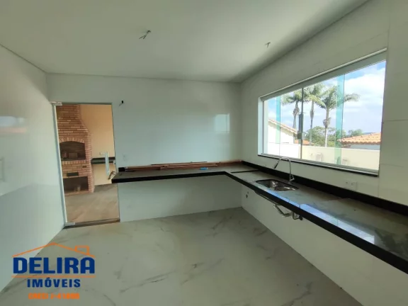 Imagem Casa com uma ótima localização em associação com garagem para 6 carros