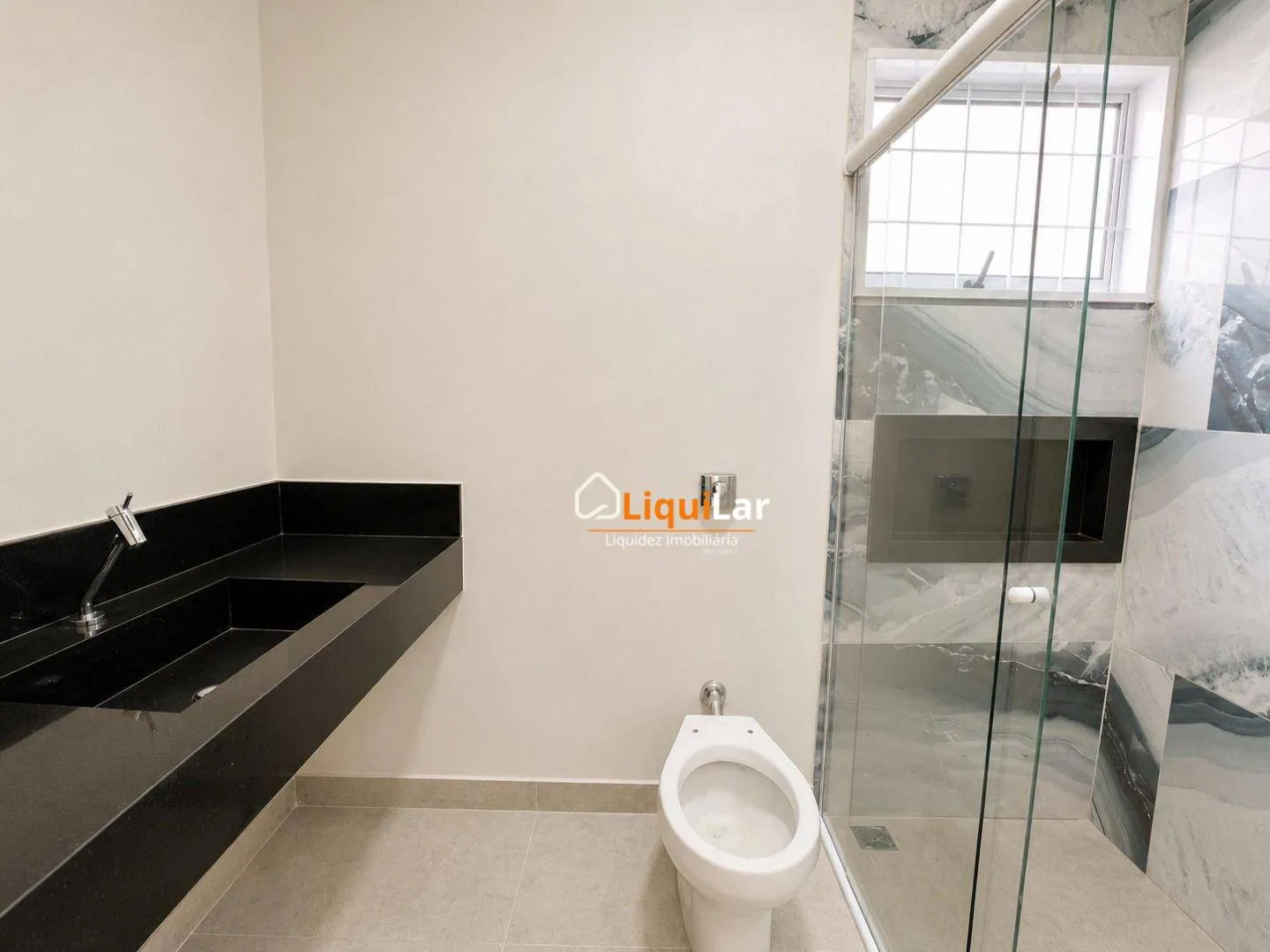 Imagem Casa à Venda no Residencial Carlota I com 3 Quartos, Suíte, Área Gourmet e Condomínio Exclusivo