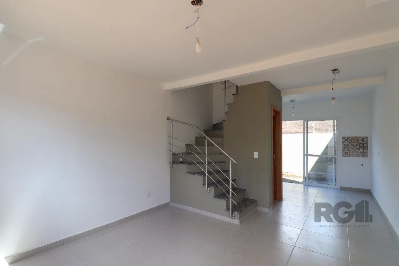 CASA ESTILO SOBRADO COM 2 QUARTOS E PÁTIO, À VENDA NO BAIRRO VILA NOVA, EM PORTO ALEGRE/RS