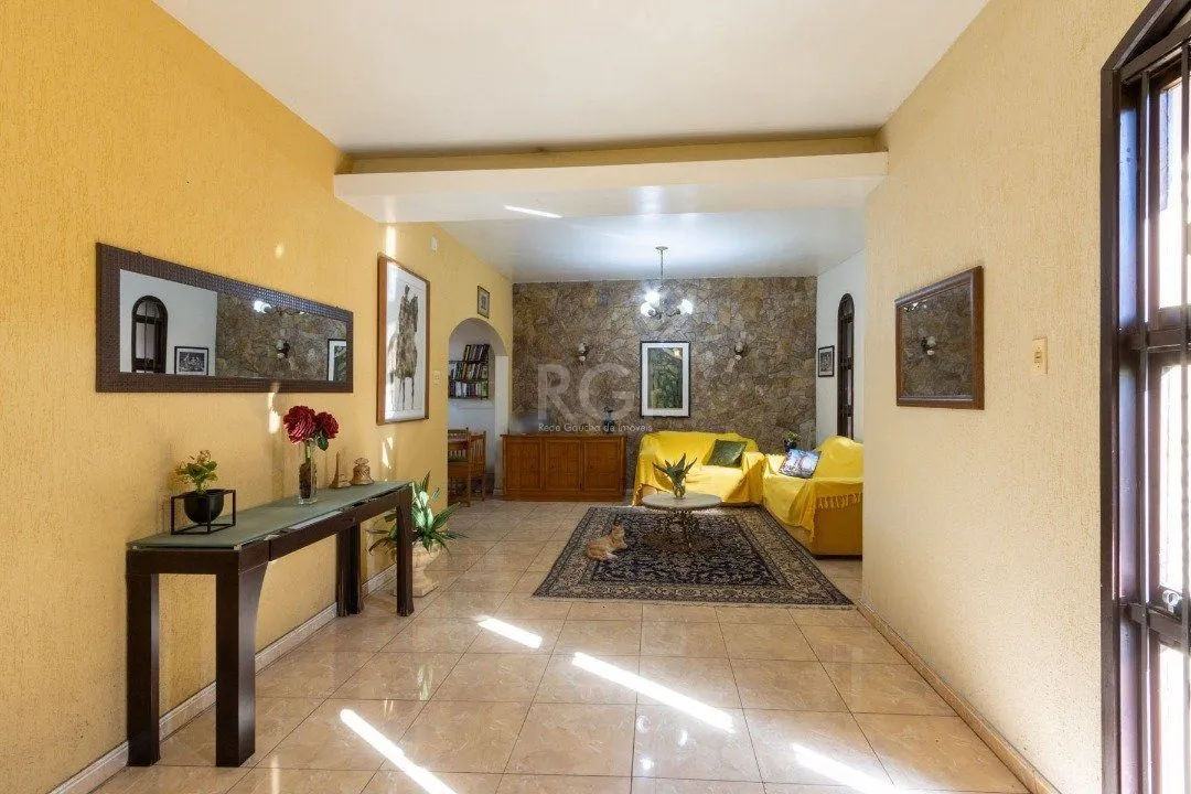 Imagem Sobrado com 345m² privativos, 3 suites, 2 vagas, churrasqueira. pátio com piscina - Bairro Cristal