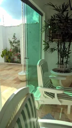 Imagem LINDA CASA EM DOIS LOTES COM BELA PISCINA E PAISAGISMO