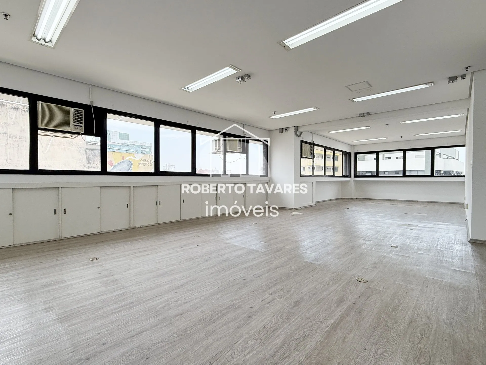 Imagem Prédio monousuário, com 11 andares, 1723m² de área útil, 4032m² de área total, 33 vagas de garagem.