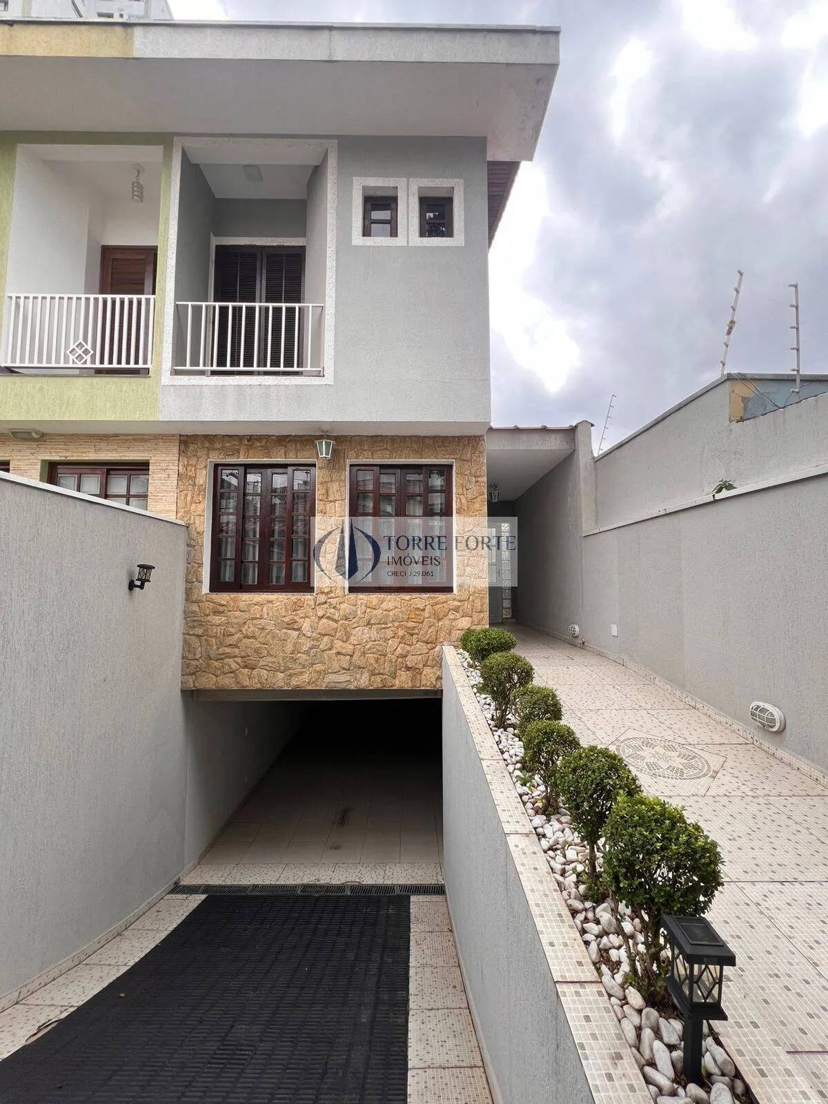 Imagem Linda casa estilo sobrado com 3 dormitórios e 3 vagas na Vila Salete