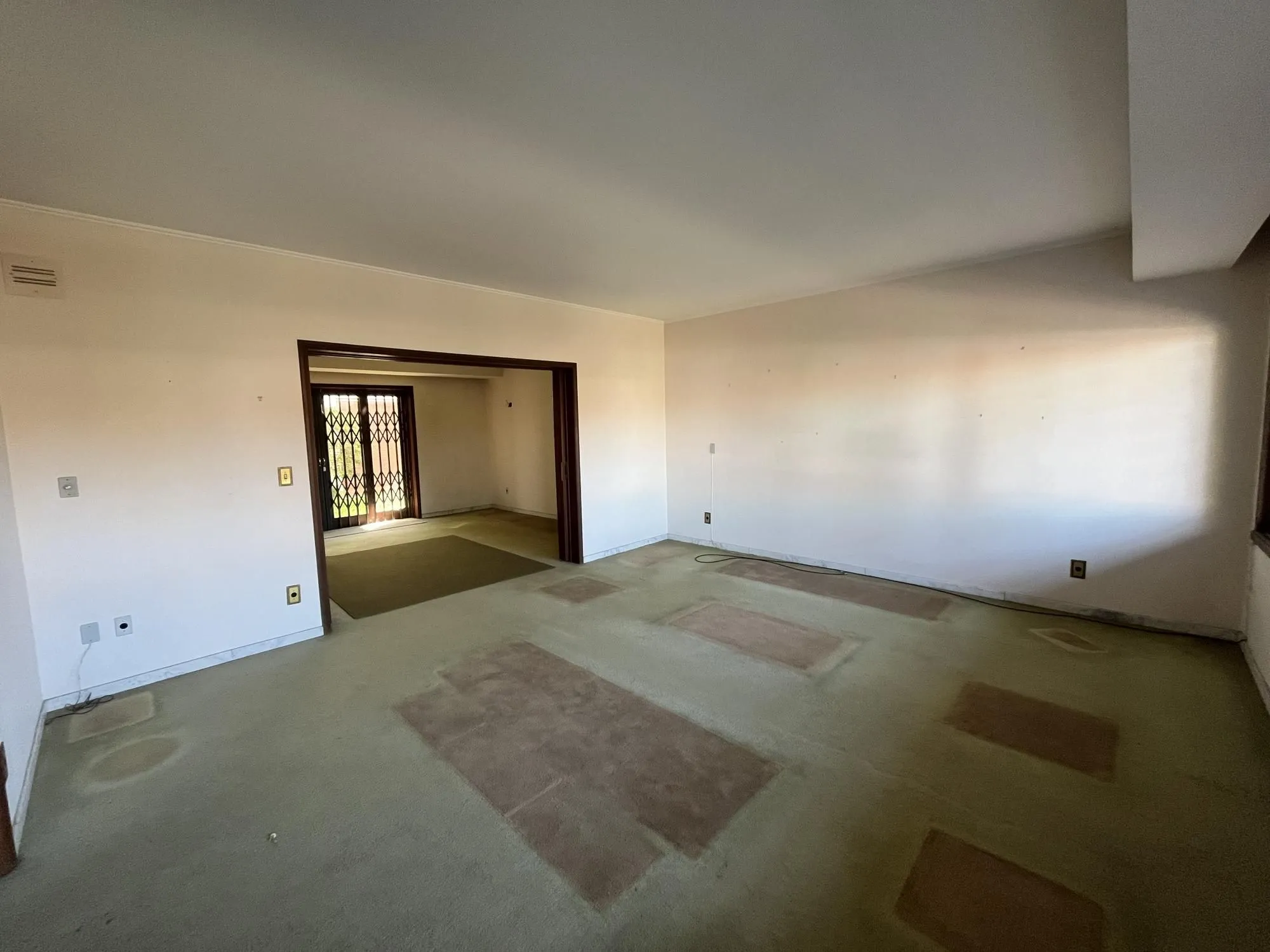 Imagem Casa de 4 quartos, 2 suítes e 2 vagas de garagem no bairro Boa Vista em POA