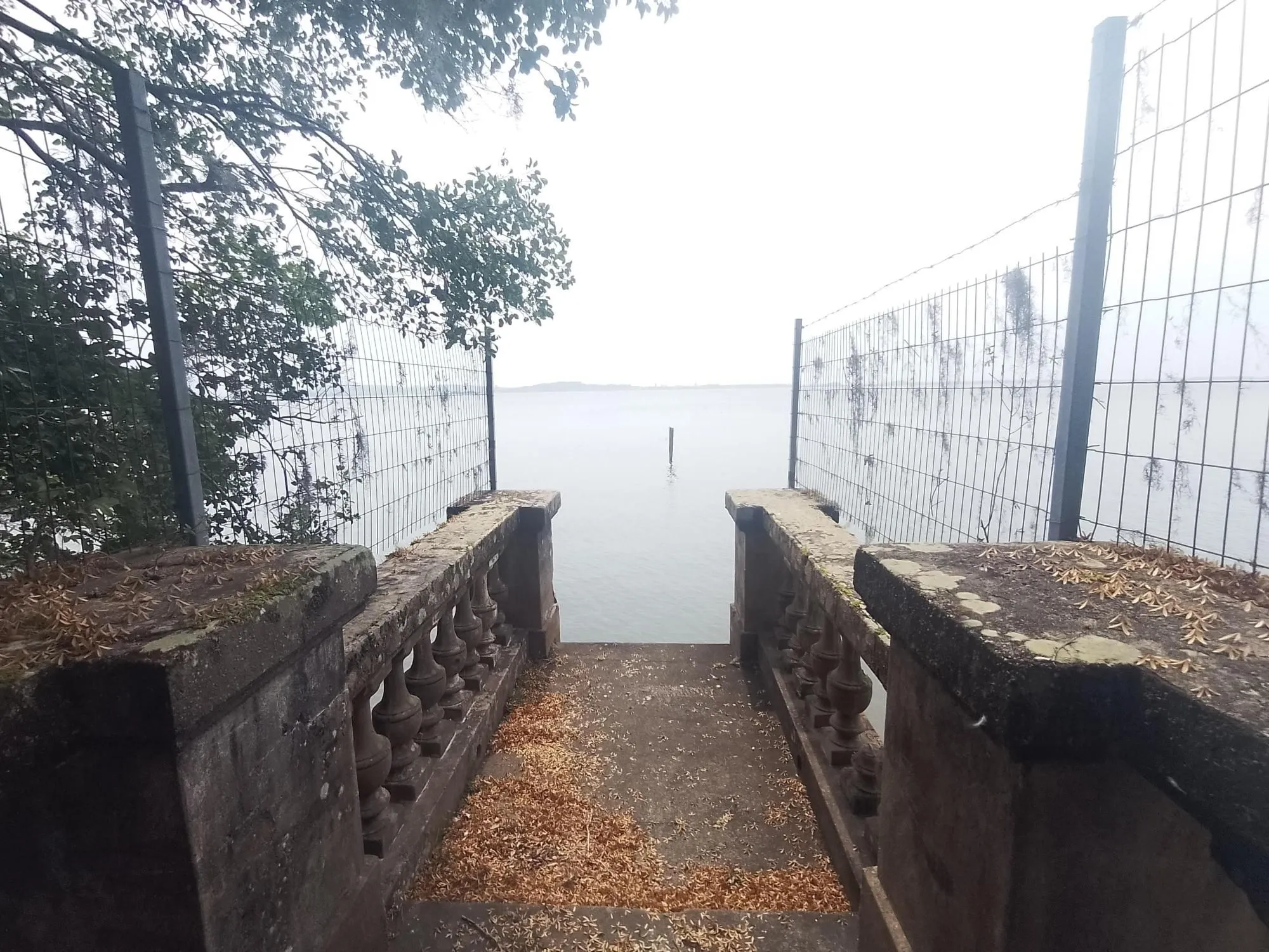Imagem Terreno com área de 3.600m2 com 43m de margem no Rio Guaíba
