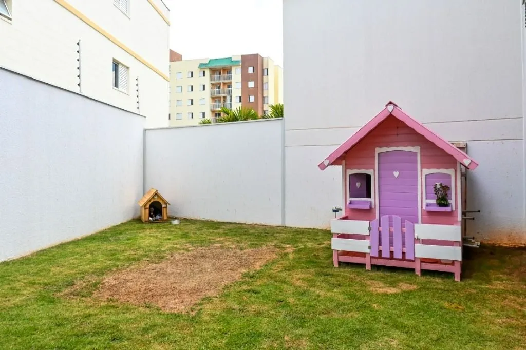 Imagem "Sobrado Excepcional em Condomínio da Construtora Planeta: Terreno Amplo, Área Construída com Design Elegante e Quintal Planejado para Piscina."