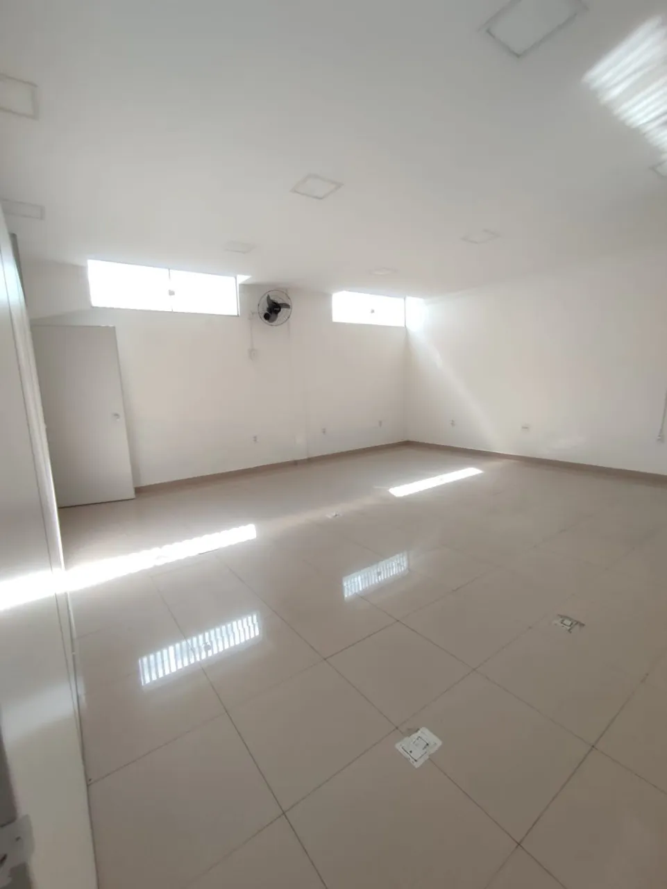 Imagem Imperdível Casa Comercial à Venda em Sorocaba-SP, Bairro Wanel Ville: 2 Quartos, 1 Suíte, 1 Sala, 3 Banheiros, 1 Vaga de Garagem e 380m² de Área.
