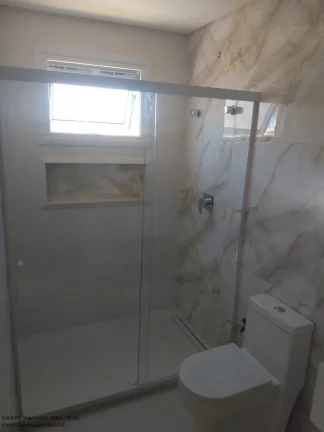Imagem Imperdível: Casa de luxo em condomínio Alphaville (Abrantes), Camaçari-BA - 5 quartos, 4 suítes, 2 salas, 1 banheiro, 4 vagas, 267m²!