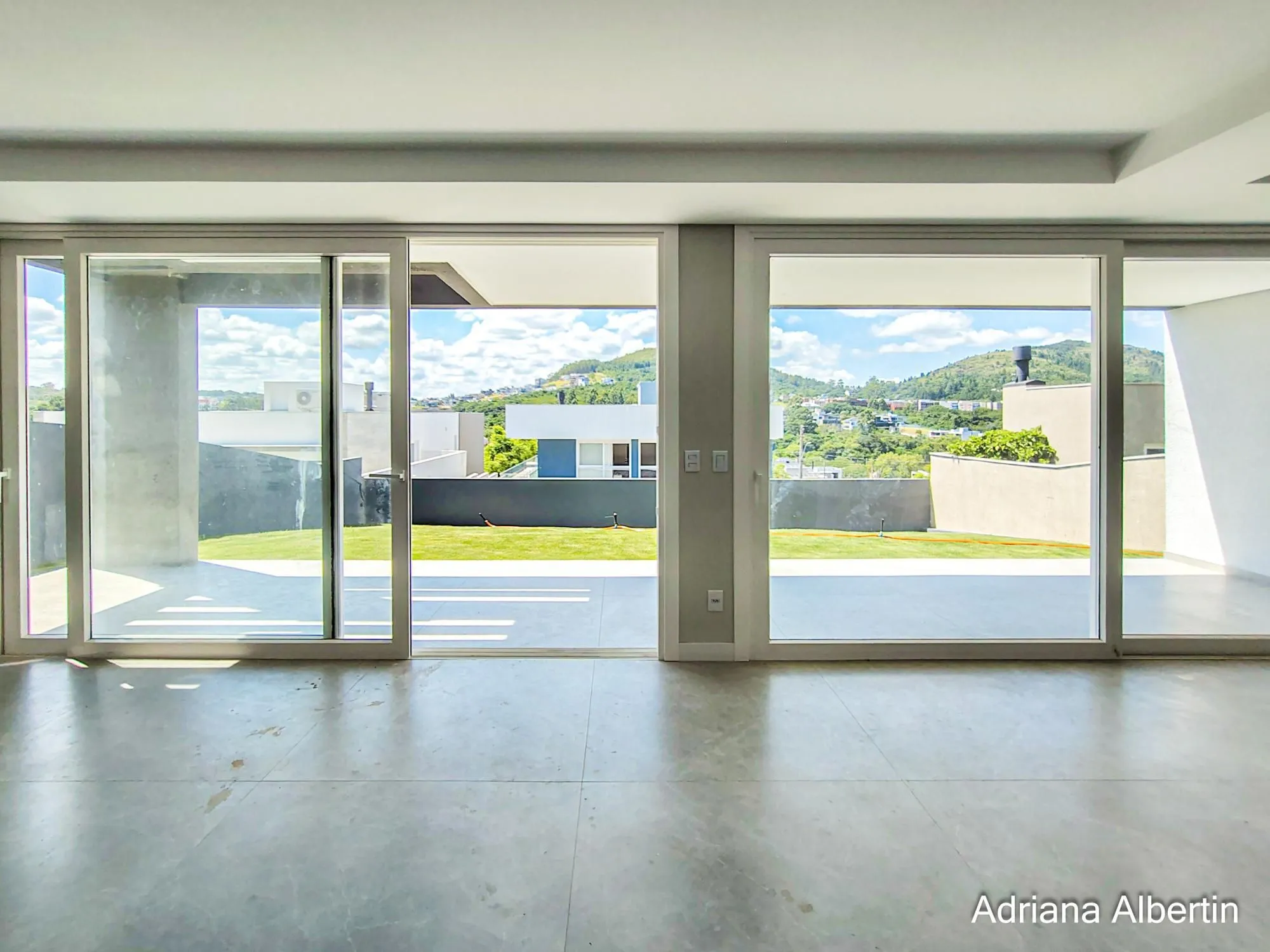 Imagem Casa em Alphaville com 3 suítes e pátio amplo