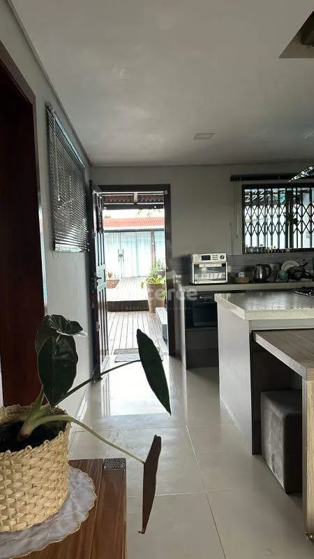Imagem Oportunidade Única - Casa à Venda com Piscina I 2 Dormitórios I 1 Suíte I 2 Vagas de Garagem - em Areias do meio Governados Celso Ramos - SC