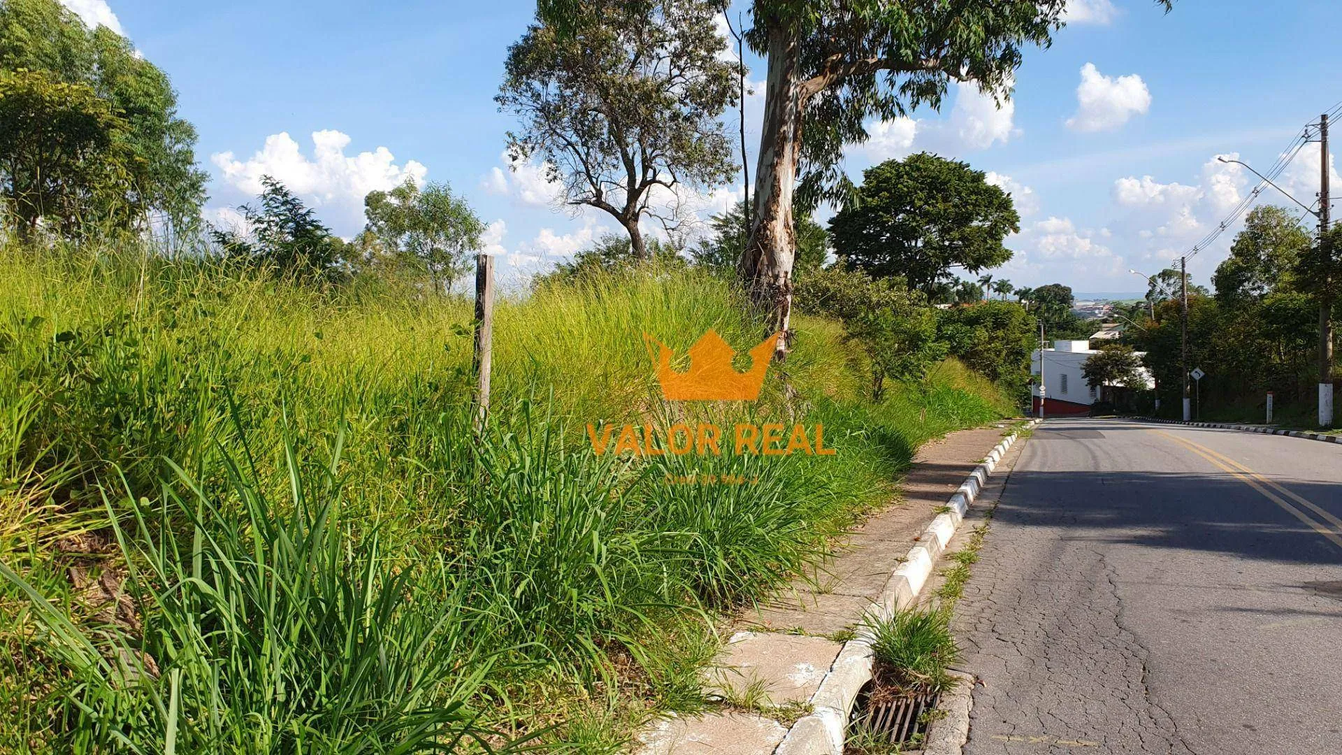 Imagem Área Residencial com 28.800.00 m2 de frente para Avenida asfaltada em Vinhedo, R$ 2.990 mil.