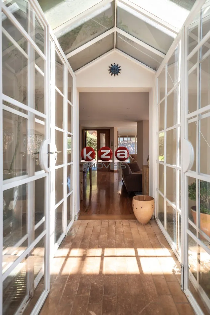 Imagem Casa de Luxo à Venda em Campos do Jordão - Green Hills Village: 5 Quartos, 3 Suítes, 3 Salas, 8 Banheiros, 3 Vagas, 300m².