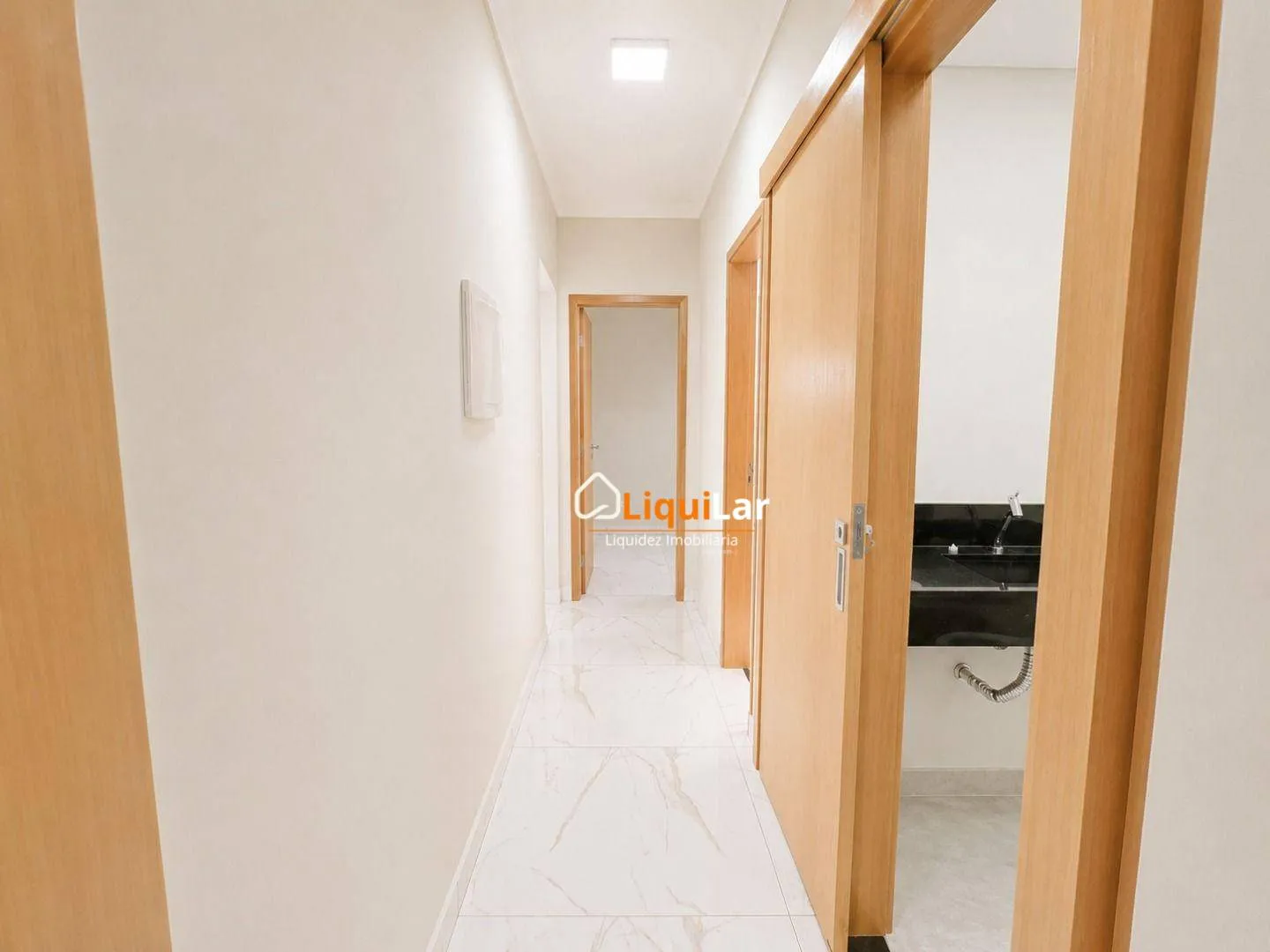 Imagem Casa à Venda no Residencial Carlota I com 3 Quartos, Suíte, Área Gourmet e Condomínio Exclusivo