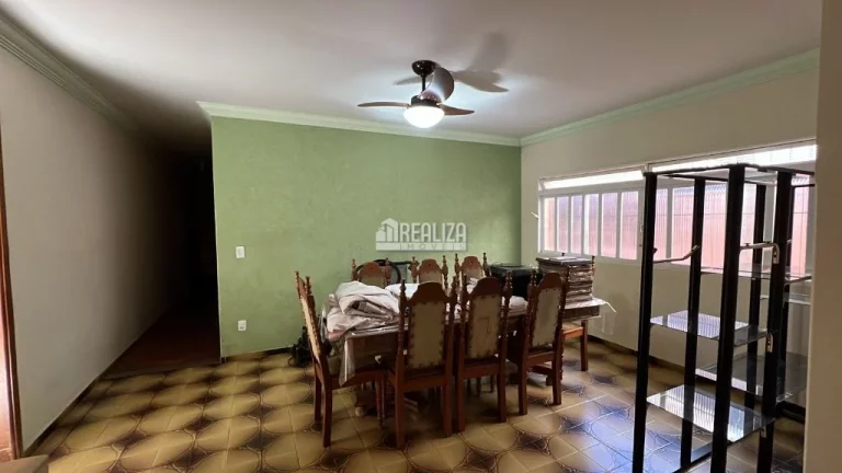 Imagem Casa para alugar no bairro Irmãos Soares, em Uberaba - 4 dormitórios e área de lazer!