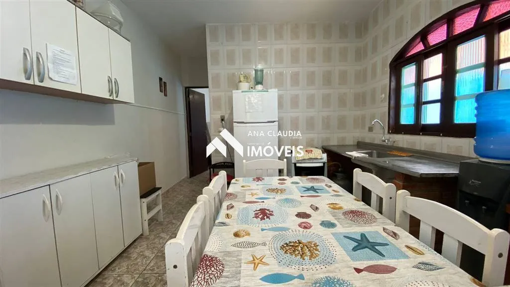 Imagem Casa na praia de Mongaguá a venda, 80 metros da Marginal.