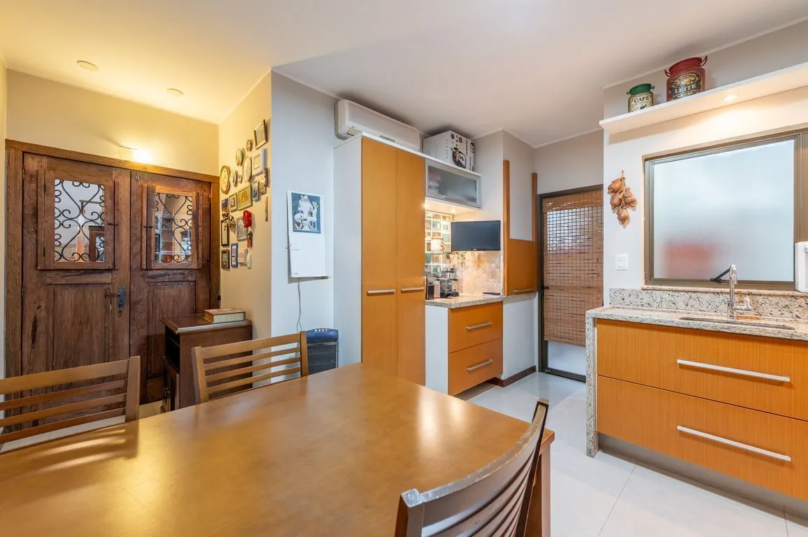 Imagem Apartamento de 4 dormitorios á Venda no Passo da Areia - Porto Alegre