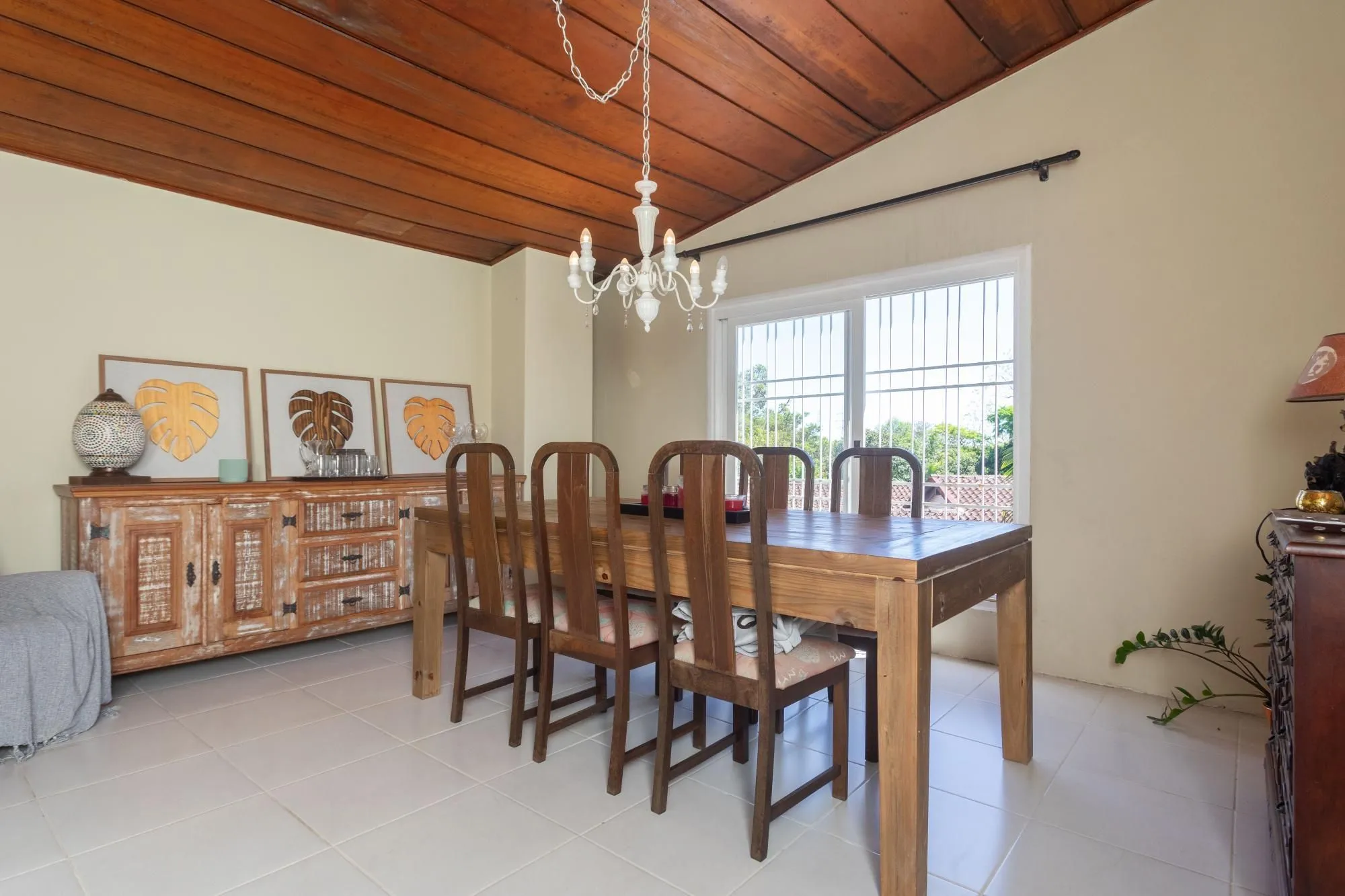 Imagem Casa em Condomínio com 5 quartos, 3 vagas e 350m²