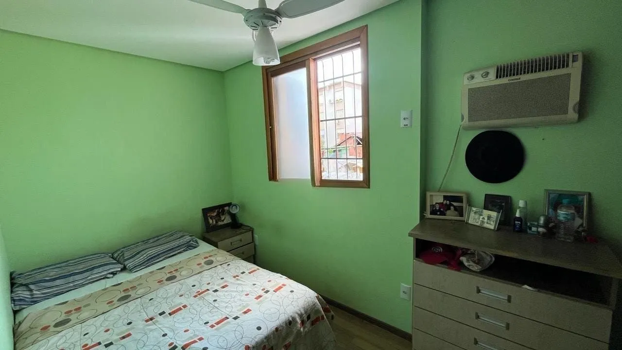 Imagem Casa de 4 dormitórios no bairro Santo Antônio, Porto Alegre