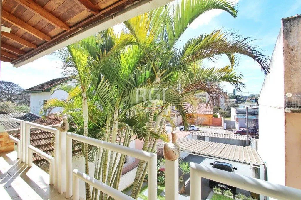 Imagem Casa para Venda - 260m², 5 dormitórios, sendo 2 suites, 4 vagas - Teresópolis