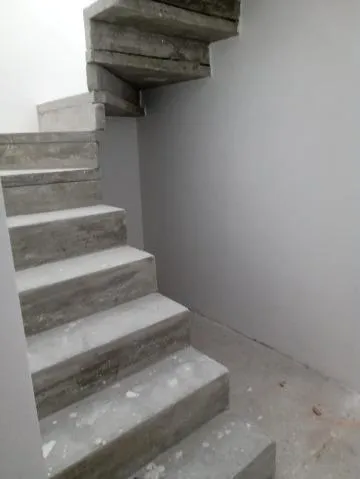 Imagem VENDA DE CASA NO CENTER VILLE, EM ARUJÁ/SP, 257m² com 3 dormitórios, suíte com varanda, sala de estar, cozinha, lavanderia e 01 vaga. CONSULTE-NOS.