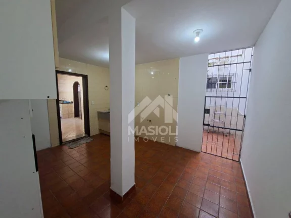 Imagem À VENDA – CASA DUPLEX com 3 quartos / 2 suítes / 2 vagas cobertas com 264 m² em via de grande circulação no Centro de Vila Velha.