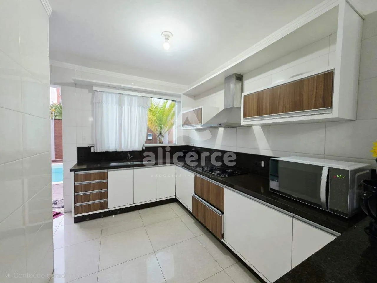 Imagem Casa Alto `Padrão a 1 quadra da Beira-Mar Continental | 3 Dormitórios I 4 Vagas de Garagens I Piscina no bairro Estreito - Florianópolis/SC