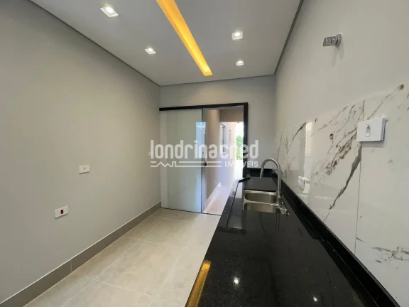 Imagem Casa assobradada à venda com 106m² de área construída, 2 dormitórios (1 suíte), 3 banheiros e 2 vagas de garagem em terreno de 125m².