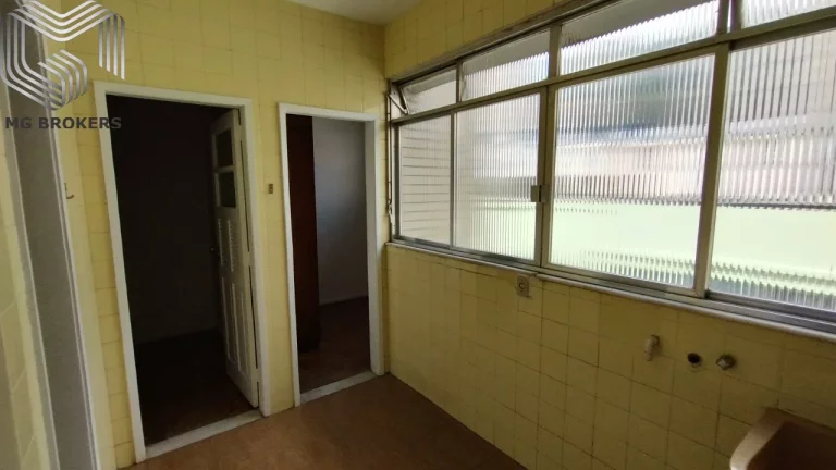 Imagem Imóvel Exclusivo na Tijuca: Apartamento com 4 Quartos, 2 Suítes, 3 Salas, 4 Vagas de Garagem e 160m² - Rio de Janeiro-RJ