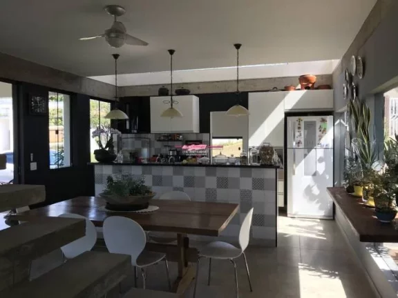 Imagem Casa com fino acabamento e com requinte charmoso e moderno