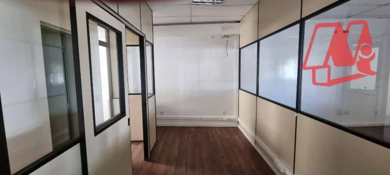Imagem Na Cavalhada, loja de 90m².