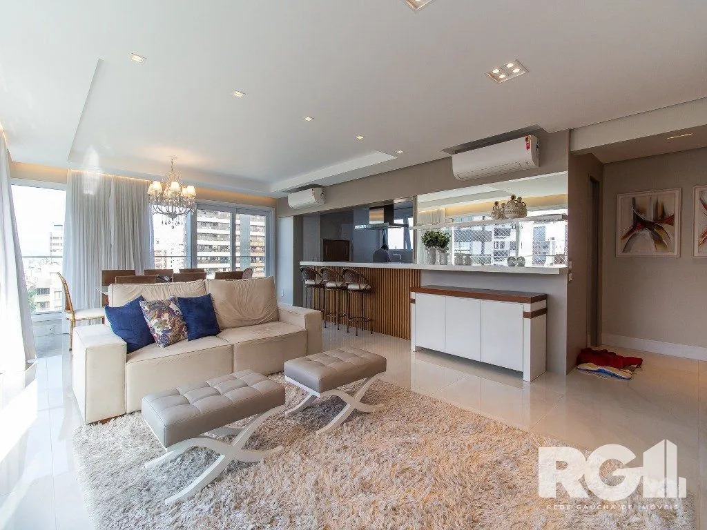 Imagem Belíssimo apartamento todo decorado por arquiteto. Apartamento com 170 m2, 3 suítes, sendo 1 suíte máster no bairro Petrópolis.