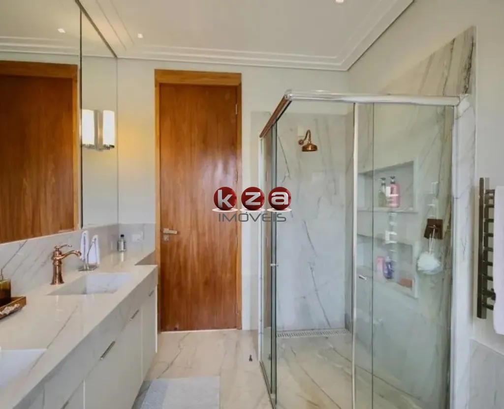 Imagem Luxuosa mansão à venda em Valinhos-SP: 6 suítes, 8 salas, 10 banheiros, 20 vagas de garagem e 2.400m² de área!