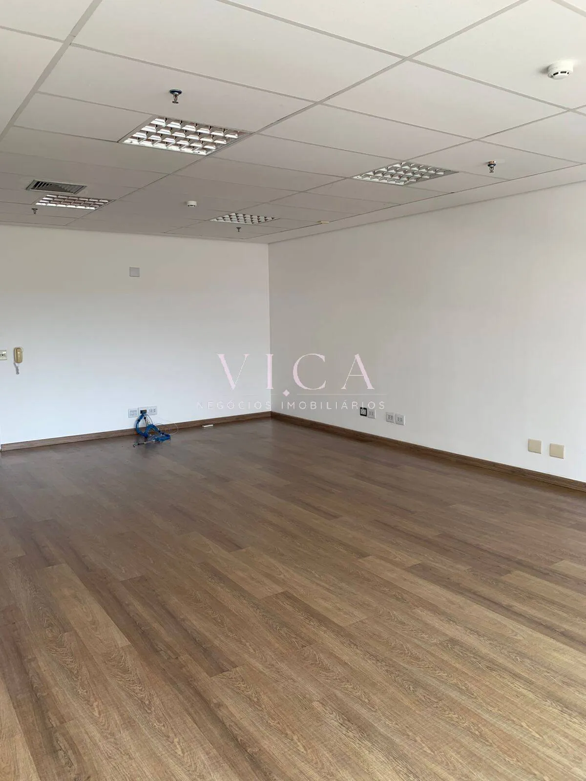Imagem Sala Com 56m² para aluguel por R$ 3.500,01 - Alphaville/SP
