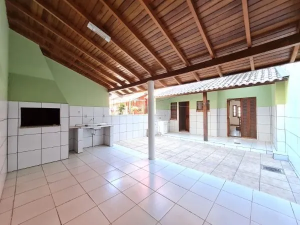 Imagem Casa de 3 dormitórios, apenas uma quadra da Av. Edgar Pires de Castro