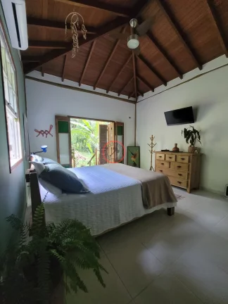 Imagem LINDA CASA, 3 SUITES C/AR COND, MUITO VERDE,DESENHO ARQUITETÔNICO e 1 STUDIO/SUÍTE EXTERNA C/ BANHEIRA DE IMERSÃO EM 900 MT ²