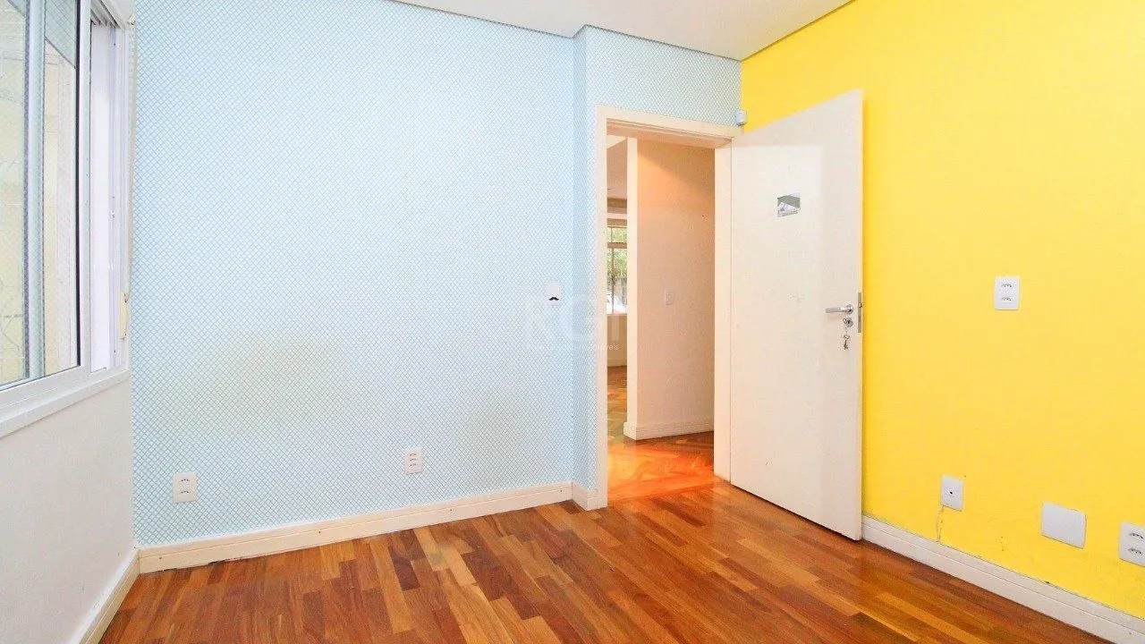 Imagem Casa com quatro (4) dormitórios, duas (2) vagas de garagem, no bairro Passo da Areia em Porto Alegre.