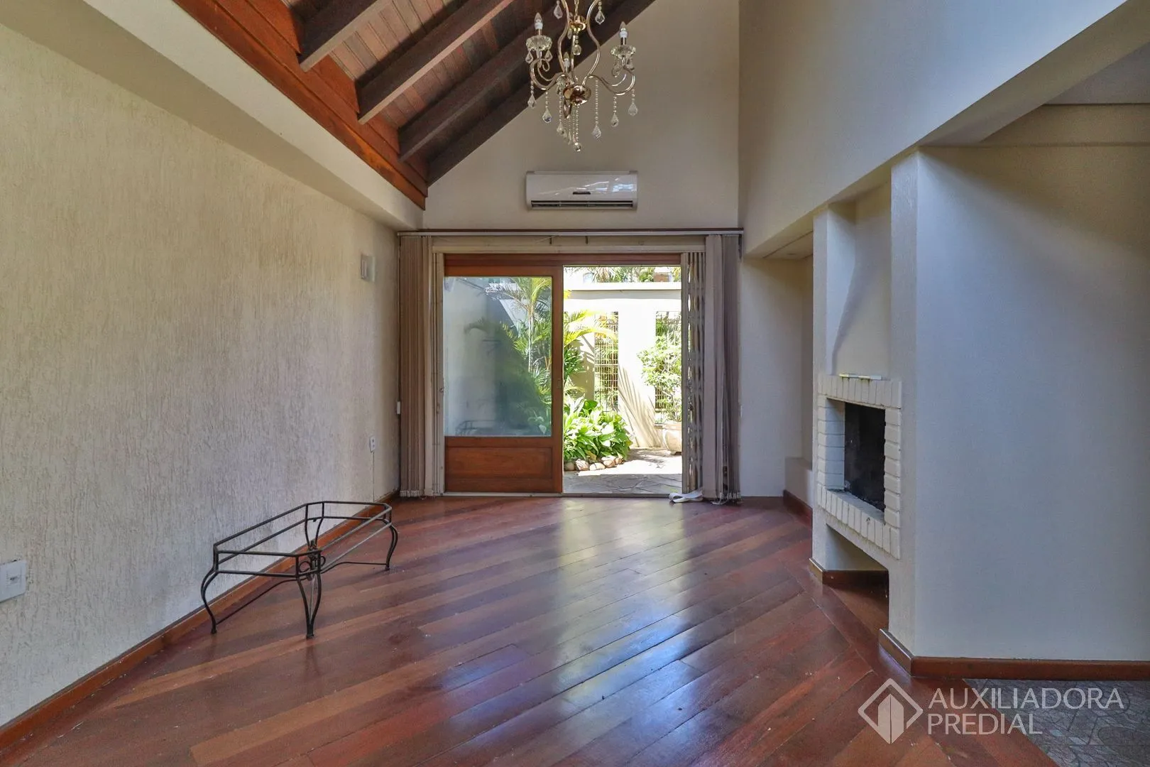Imagem Excelente casa com 5 dormitórios no bairro Cristal