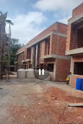 Imagem CASAS DENTRO DE CONDOMÍNIO EM FASE DE ACABAMENTO , A 80 METROS DA PRAIA, PAGAMENTO COM UMA ENTRDA E PARCELAS ATÉ OUTUBRO DE 2025