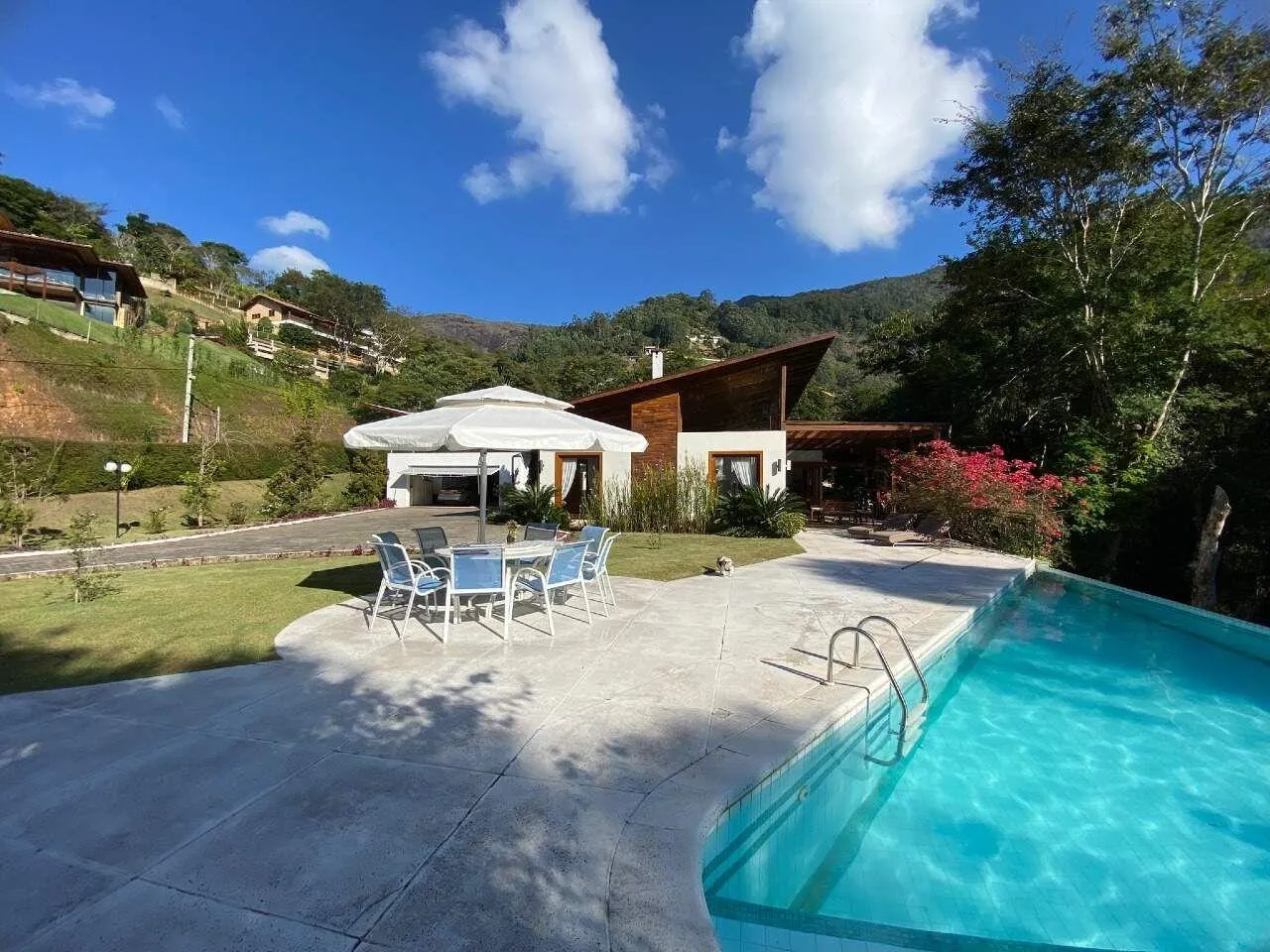 Imagem Casa em Condomínio para Venda em Petrópolis / RJ no bairro Itaipava