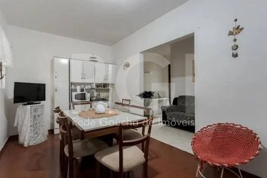 Imagem Casa composta por seis(6) dormitórios, no bairro Passo da Areia em Porto Alegre/RS.