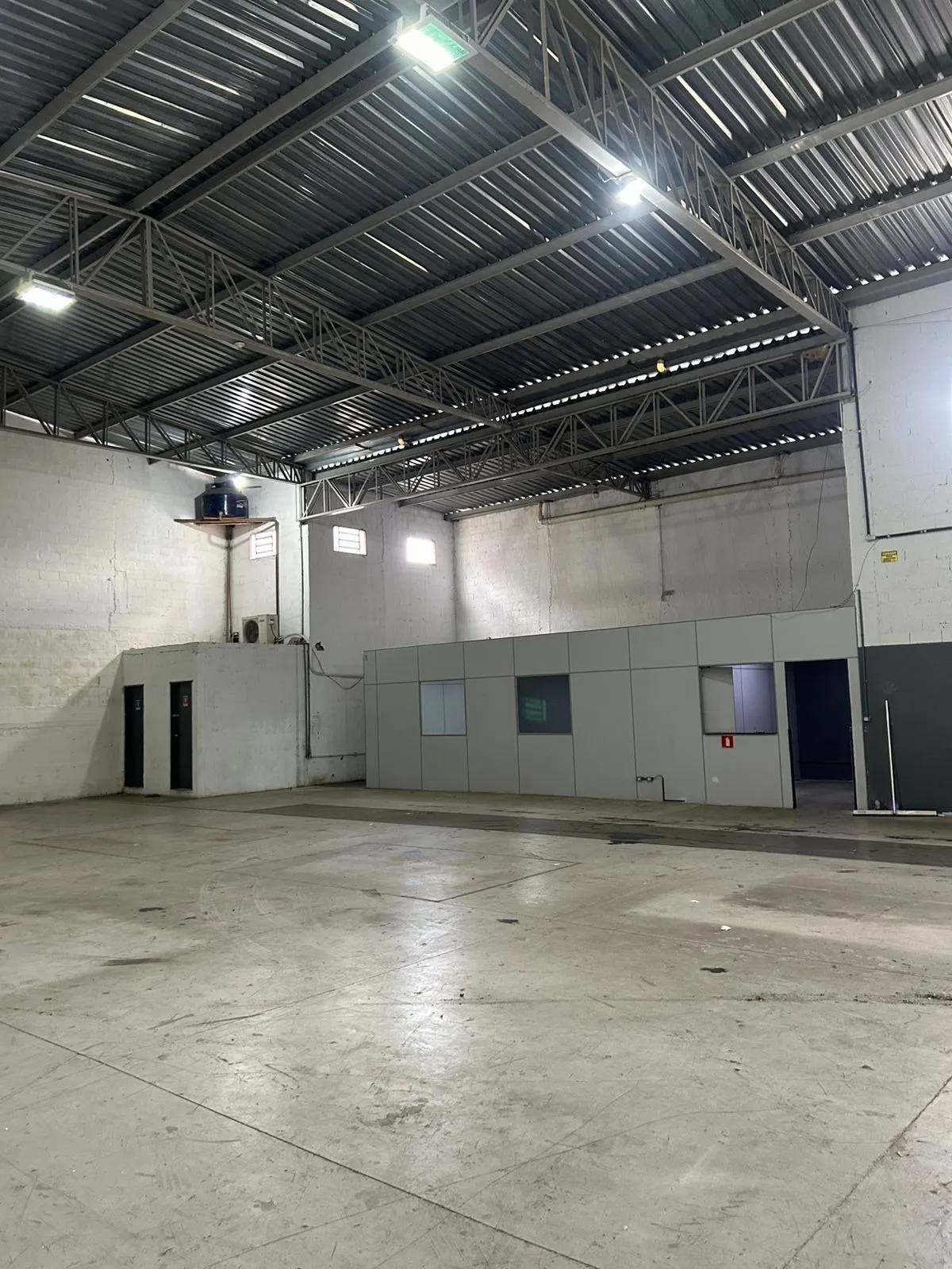 Imagem Galpão Industrial e Comercial de 825 m² em Taubaté - Acesso para Dutra