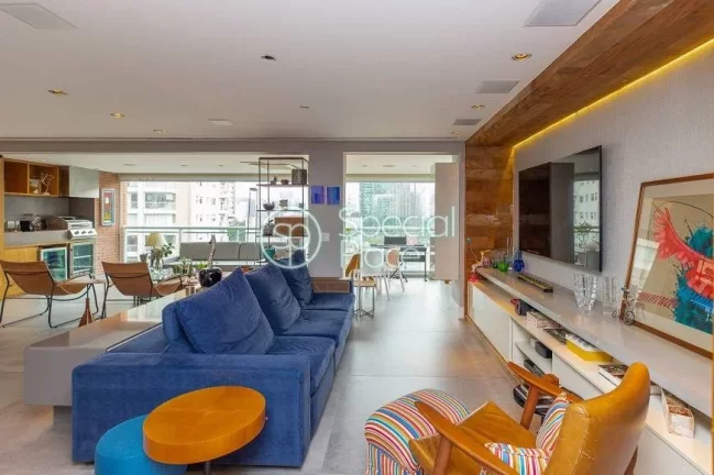 Imagem Totalmente reformado, apto com 201m² com planta versátil e super bem localizado. Amplo living com ...