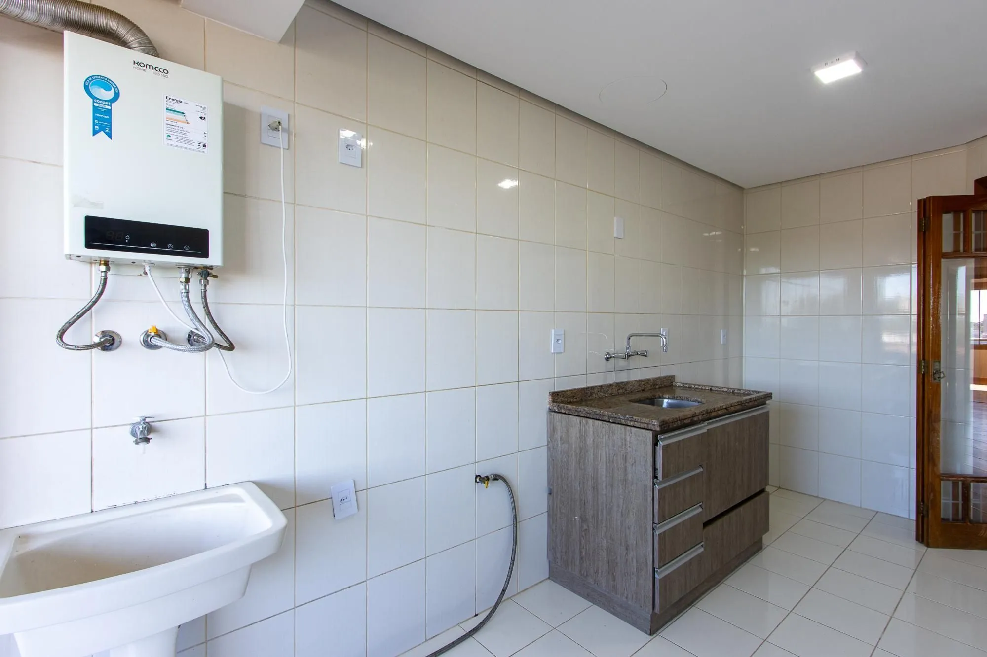 Imagem Apartamento de 2 dormitórios, 1 suíte e 2 vagas de garagem no bairro Tristeza.