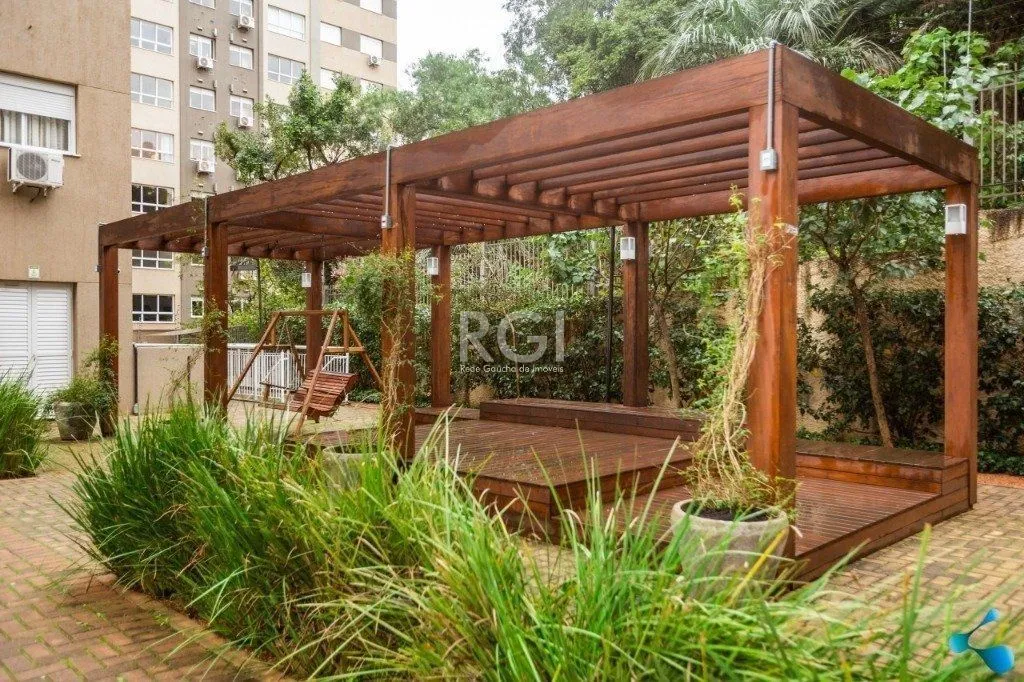 Imagem Vende apartamento, 03 dormitórios, living para dois ambientes, banheiro social, cozinha com churrasqueira e área de serviço e garagem.