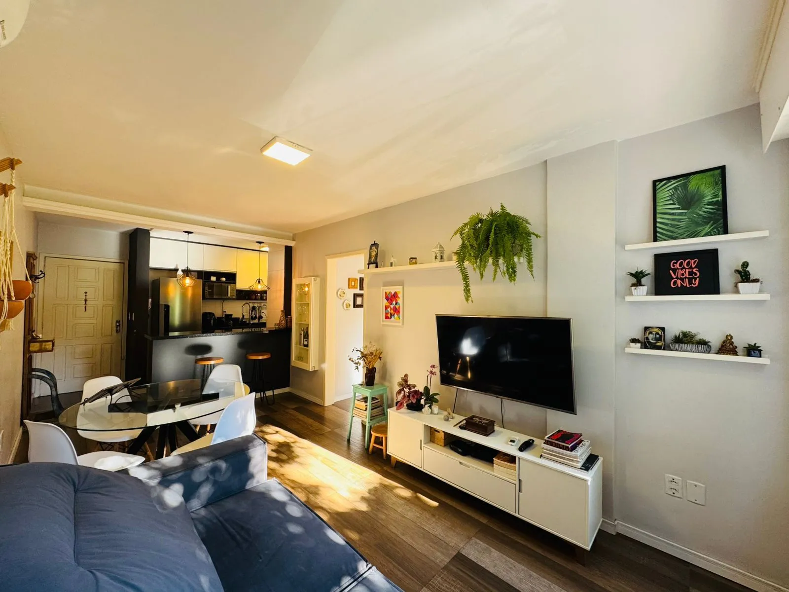 Imagem Apartamento Reformado, Ensolarado e a Poucos Passos da Redenção