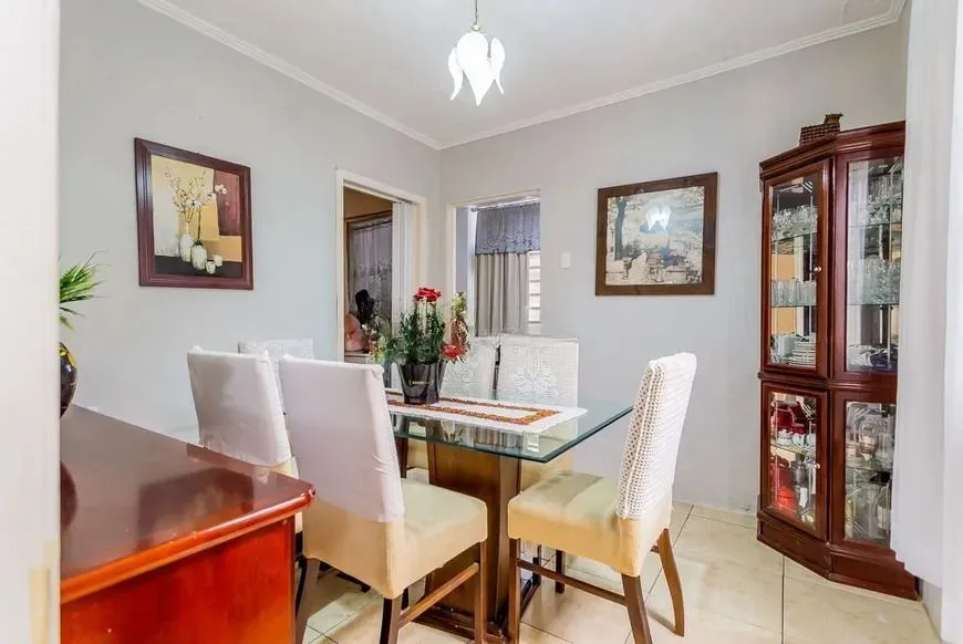 Imagem Casa térrea com 3 dormitórios, amplo pátio e 2 vagas de garagem cobertas.