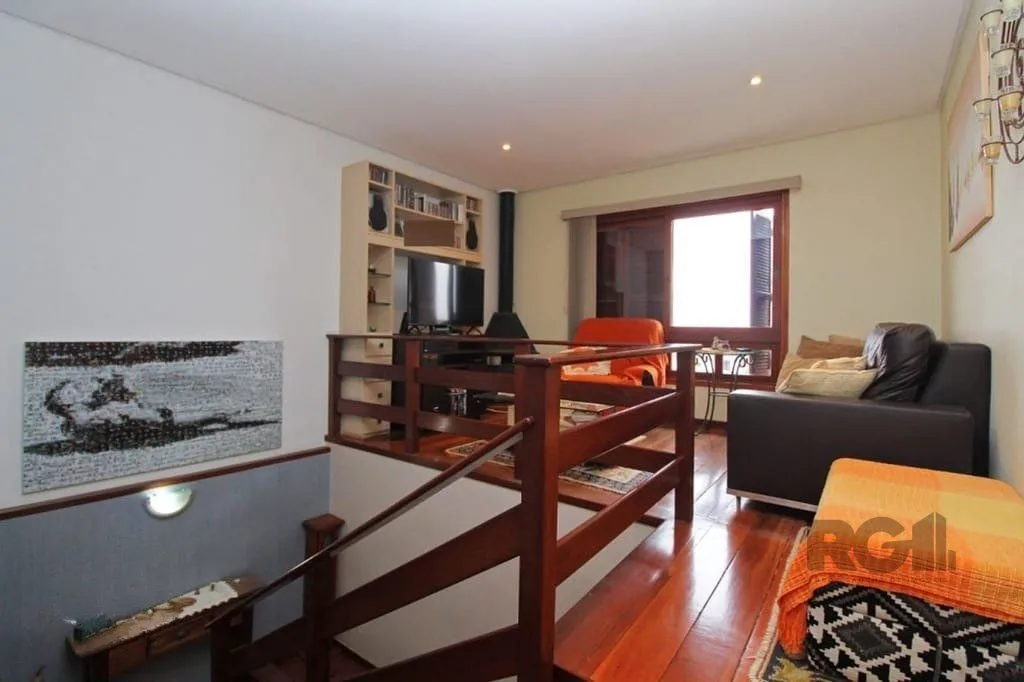 Imagem Casa de 275m² - 3 dormitórios e 3 vagas no bairro Coronel Aparício Borges