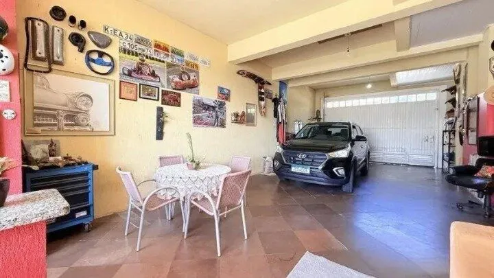 Imagem Casa de 4 dormitórios, uma suíte, pátio com piscina nos fundos e espaço para até 3 carros no Chácara das Pedras