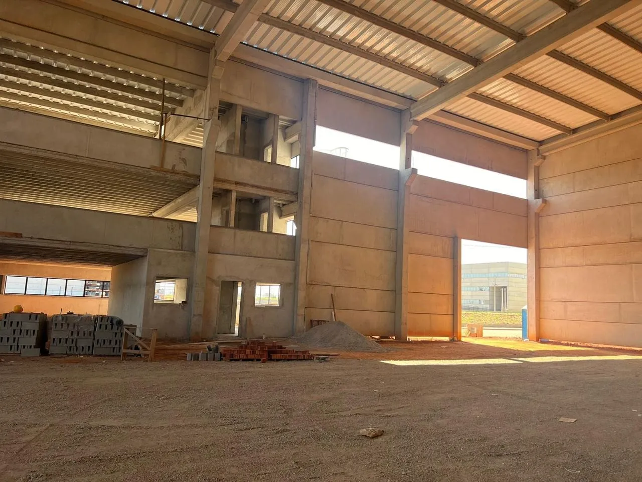 Imagem Galpão Comercial de Alto Padrão com Estrutura Completa para Indústria