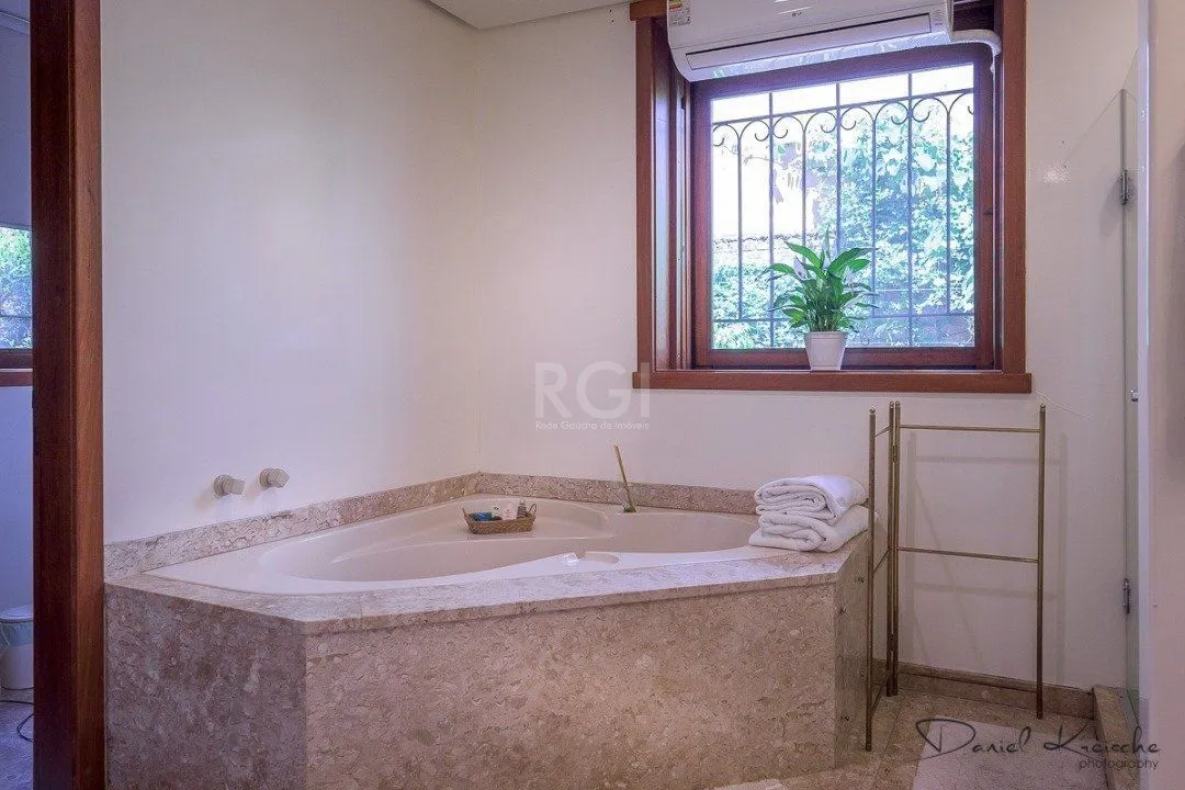 Imagem Casa para Venda - 418m², 5 dormitórios, sendo 1 suites, 6 vagas - Tristeza